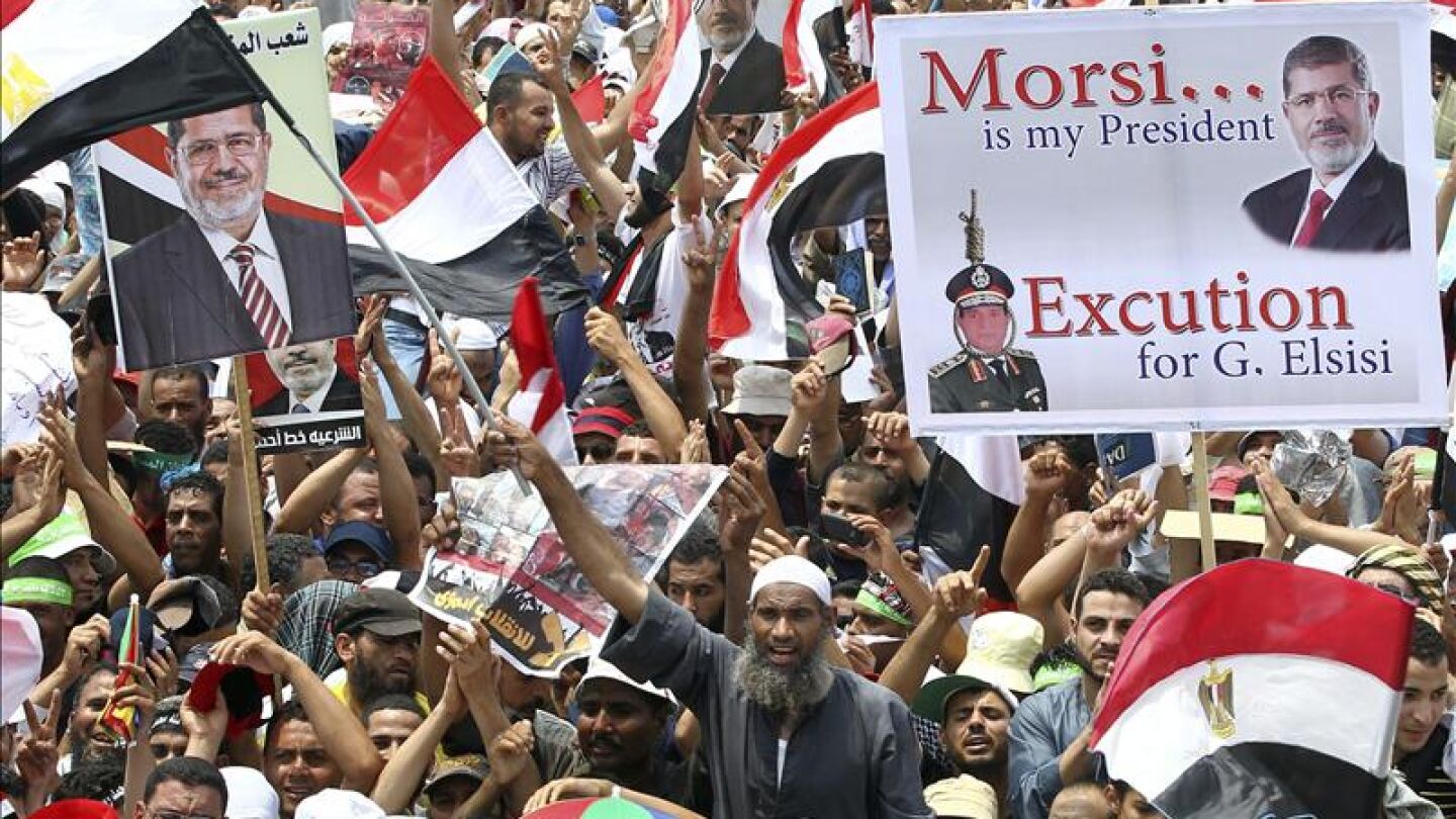Decenas de simpatizantes del depuesto presidente egipcio Mohamed Mursi demandan la restituci&oacute;n del expresidente