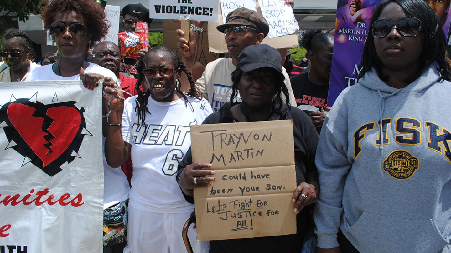 Personas pidiendo "Justicia para Trayvon"