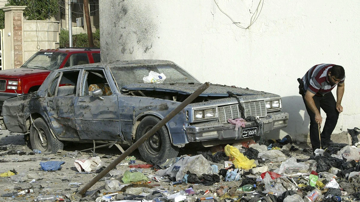 Un agente inspecciona el lugar donde un coche bomba fue detonado