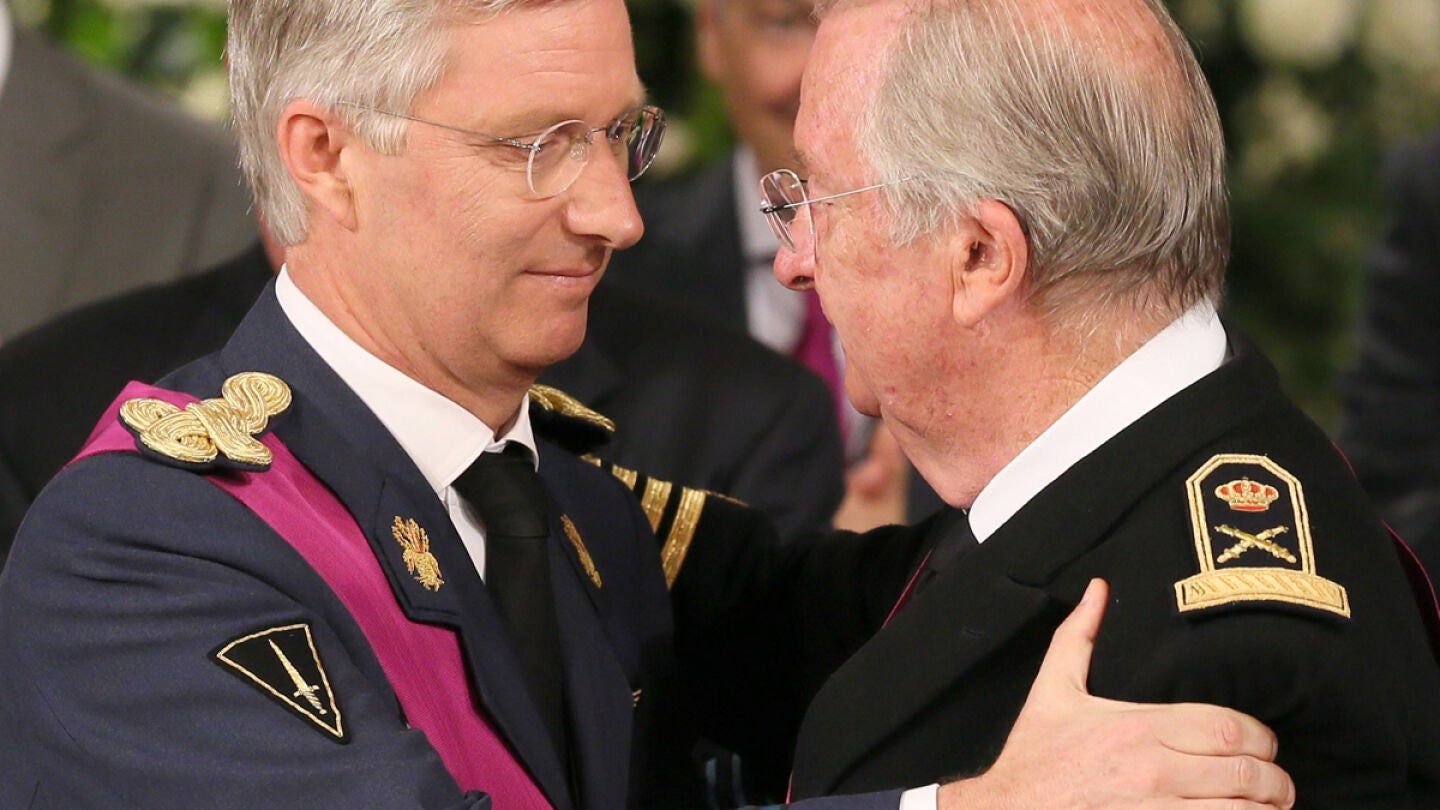 El rey Alberto II de B&eacute;lgica abraza a su hijo el pr&iacute;ncipe Felipe en la ceremonia de abdicaci&oacute;n 