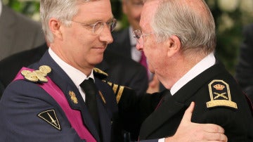 El rey Alberto II de Bélgica abraza a su hijo el príncipe Felipe en la ceremonia de abdicación 