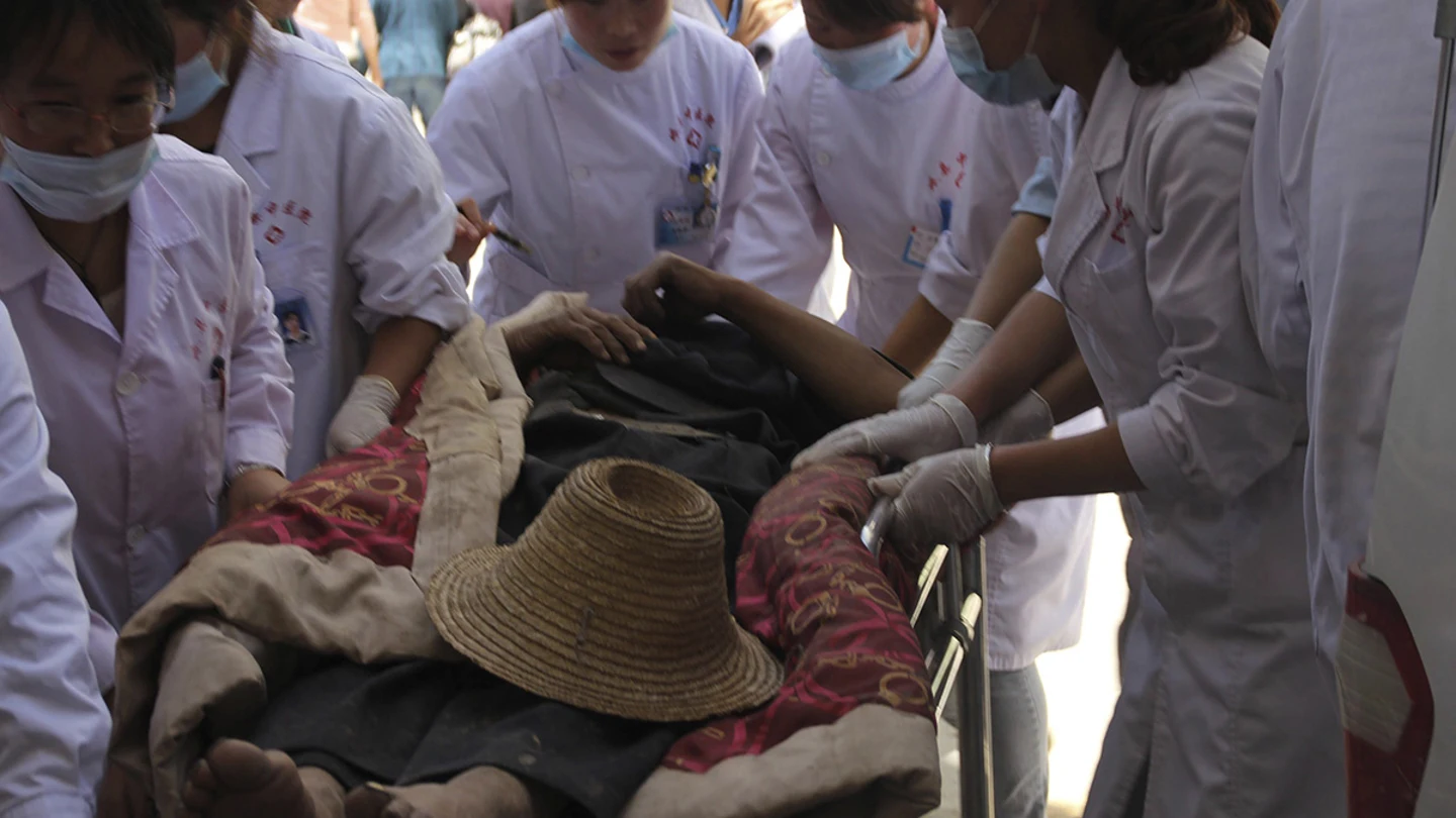 Al menos 75 muertos por un terremoto de 6,6 grados al noroeste de China Al menos 75 muertos por un terremoto de 6,6 grados al noroeste de China