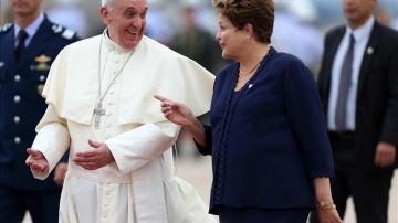 El papa Francisco habla con la presidenta de Brasil Dilma Rousseff