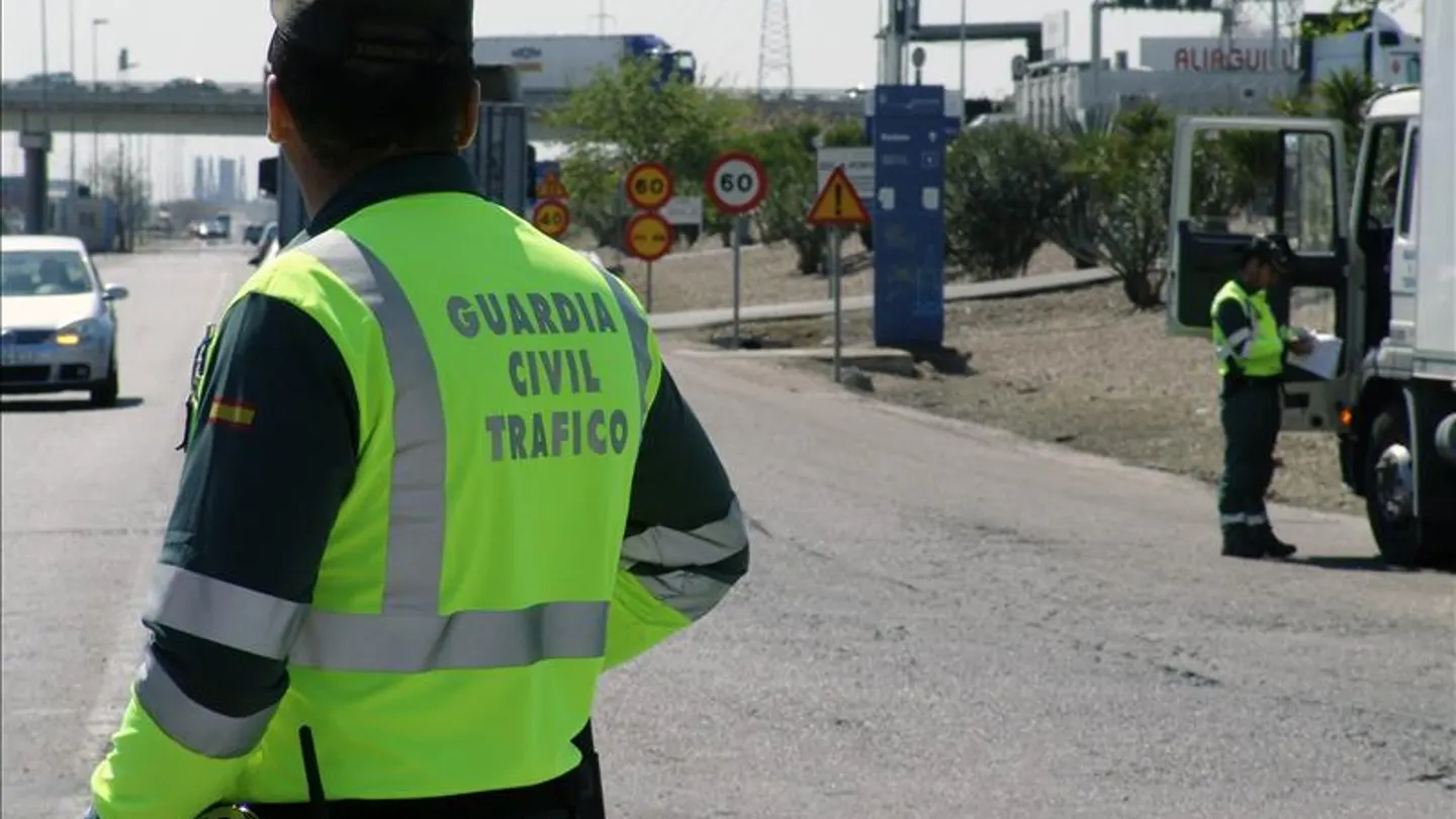 Dos agentes de la Guardia Civil en un control. Dos agentes de la Guardia Civil en un control.