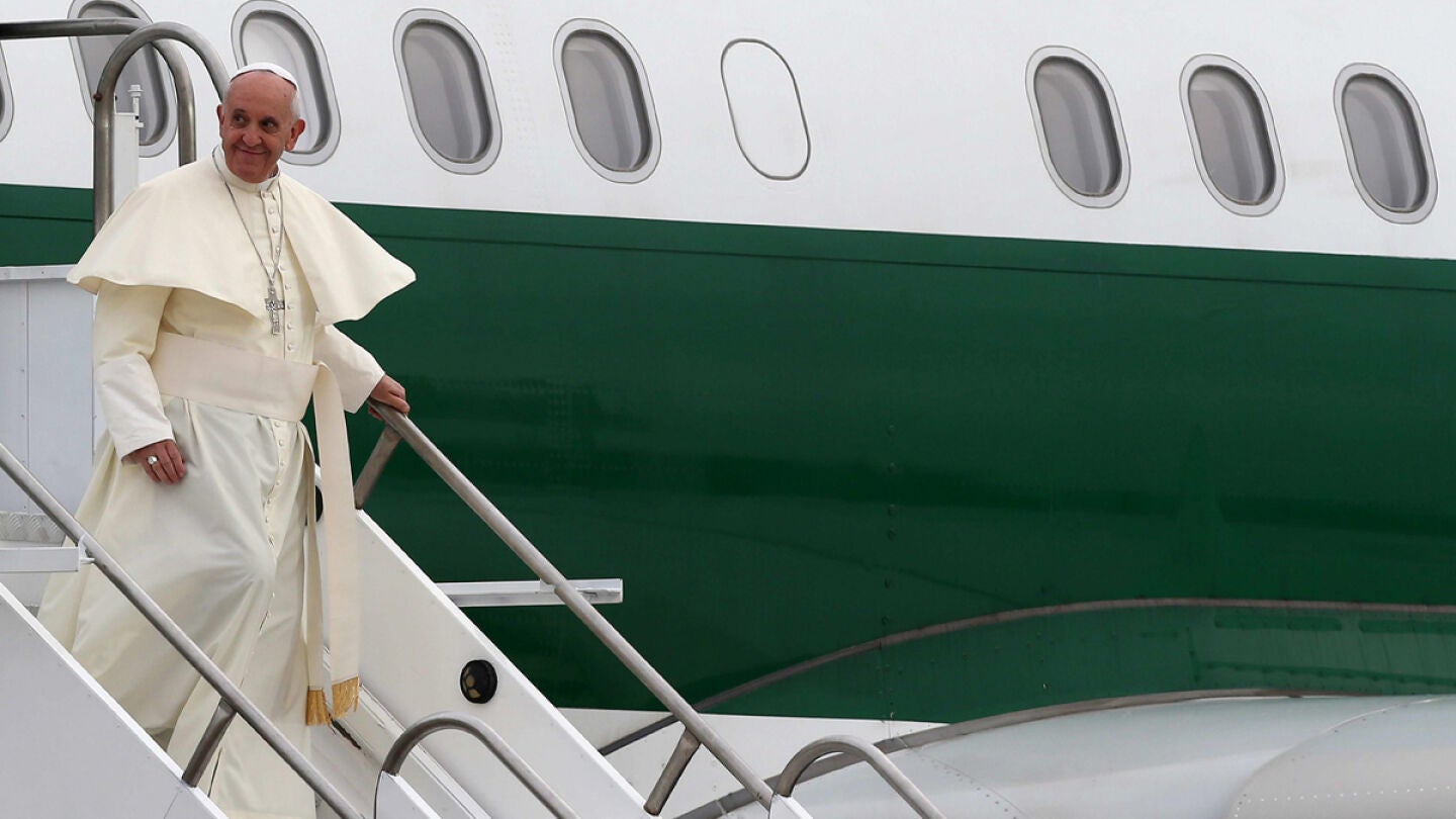 El papa llega a R&iacute;o arropado por sus fieles 