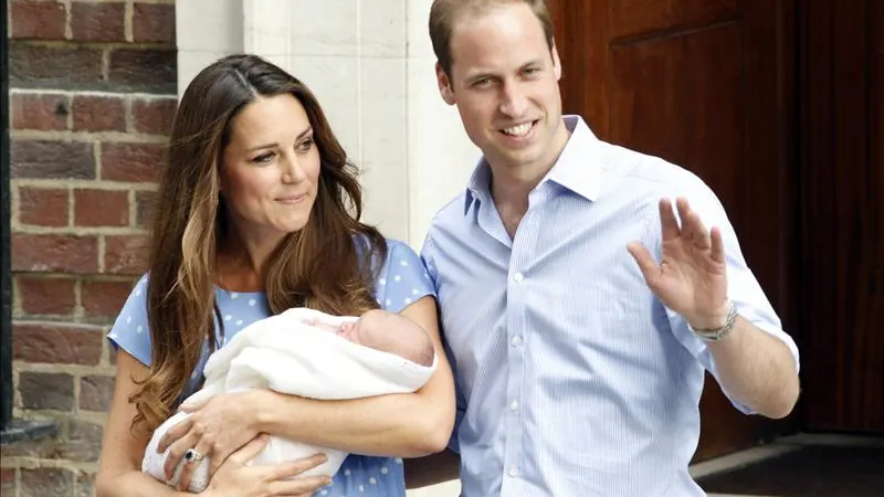 Los Duques de Cambridge con su hijo Los Duques de Cambridge con su hijo