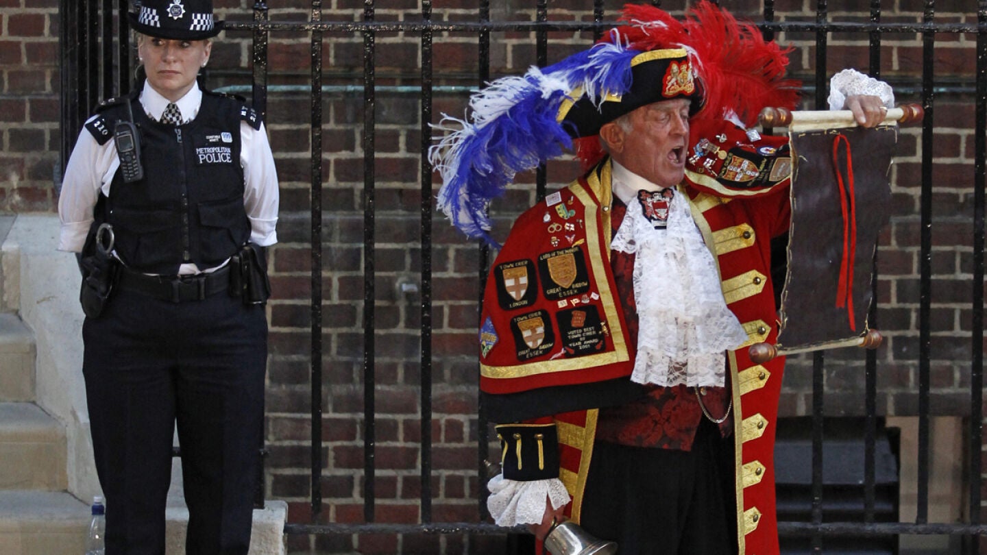Reino Unido espera ansioso el alta del futuro rey de Inglaterra