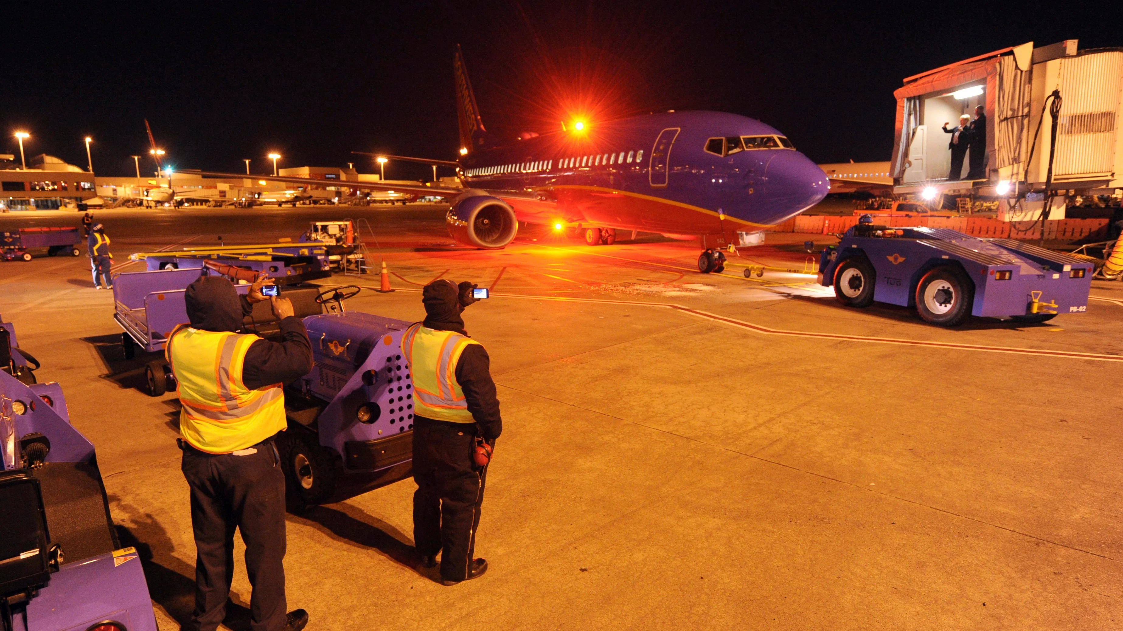 Un avión logra aterrizar en Nueva York sin tren de aterrizaje delantero