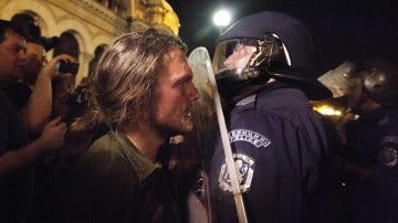 La violencia llega en Sofía despues de 40 días de movilizaciones pacifistas