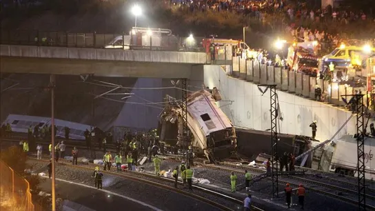 Estado en el que ha quedado el tren Alvia que cubría la ruta entre Madrid y Ferrol Estado en el que ha quedado el tren Alvia que cubría la ruta entre Madrid y Ferrol
