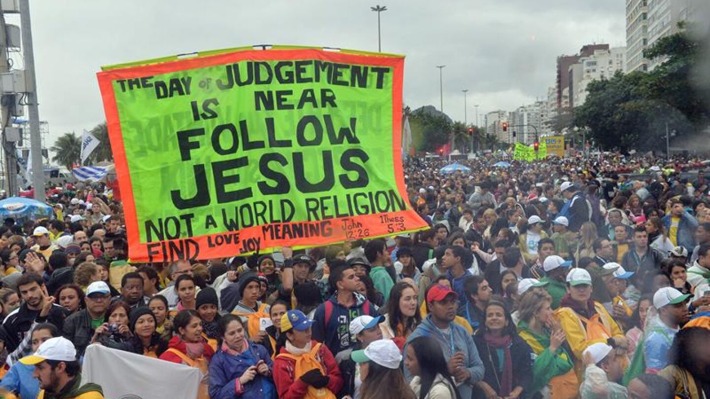 Miles de personas se congregan para escuchar al papa Francisco