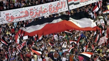 Varias personas ondean una bandera egipcia, a favor de las fuerzas armadas en la plaza Tahrir