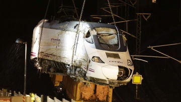 Retirados los restos de la locomotora del tren siniestrado en Santiago