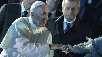 El papa Francisco saluda a unos feligreses 