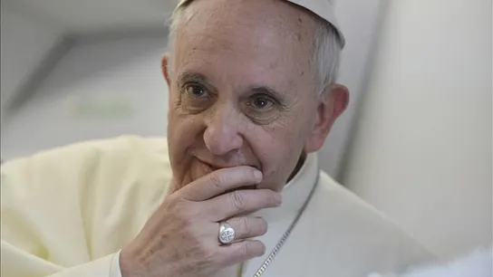 El papa Francisco habla para la prensa El papa Francisco habla para la prensa
