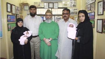 Dos familias que han recibido bebés en el programa