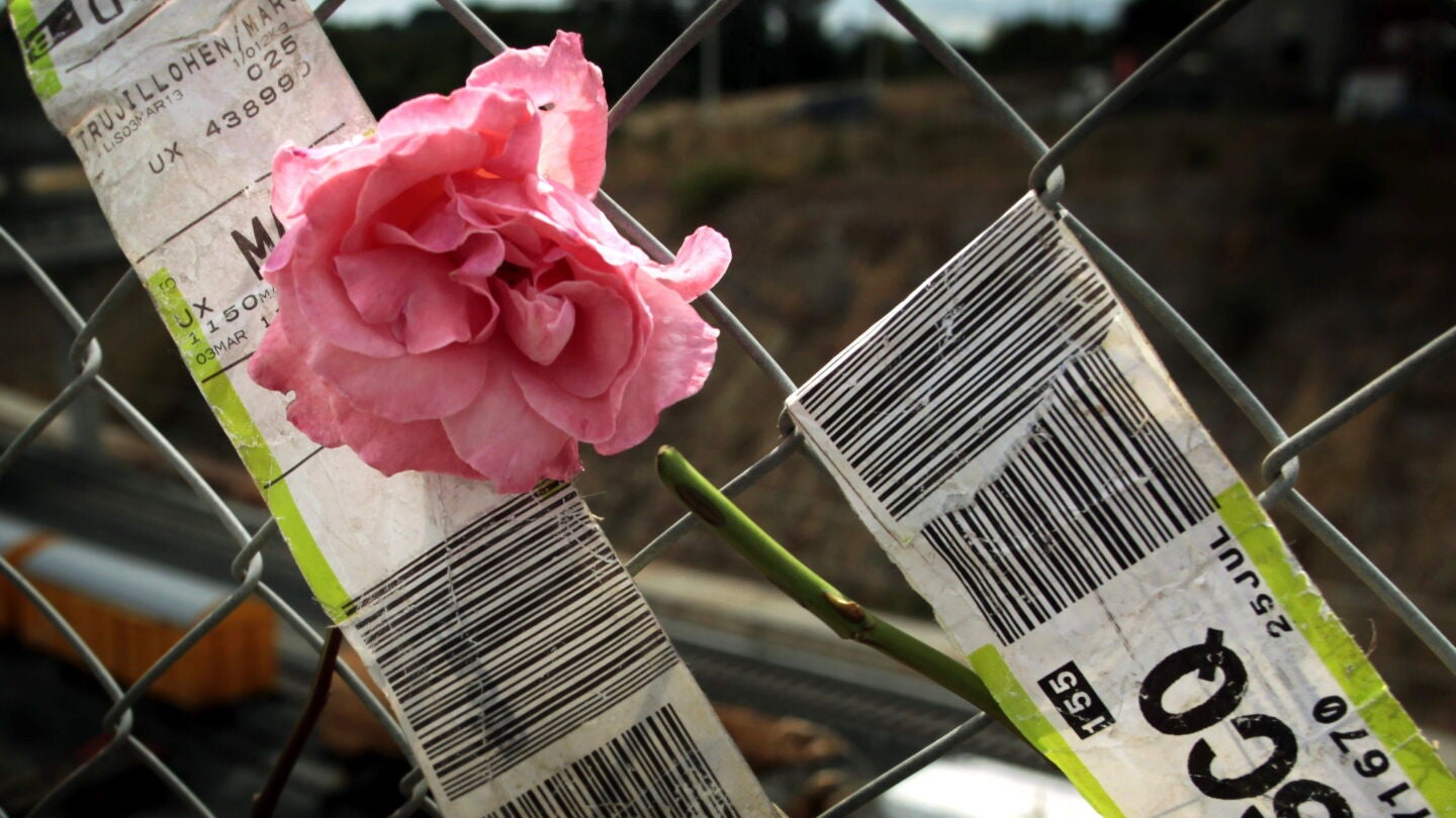 Detalle de una flor colocada en una verja en las inmediaciones de la v&iacute;a. 