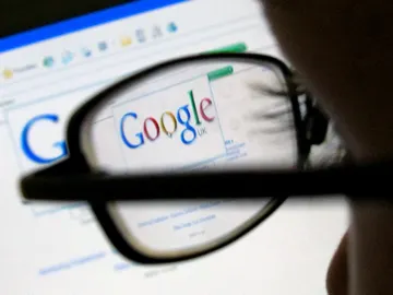 Una mujer busca en Google Una mujer busca en Google