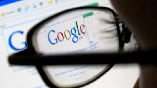Una mujer busca en Google