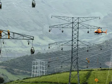 Labores de mantenimiento en un tendido eléctrico Labores de mantenimiento en un tendido eléctrico
