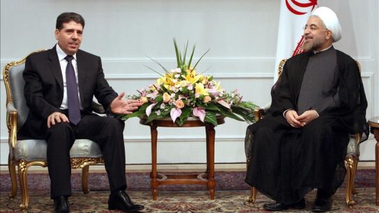 El primer ministro sirio, Wael Nader Al-Halqi, habla con el presidente iran&iacute;, Hassan Rohan&iacute;,