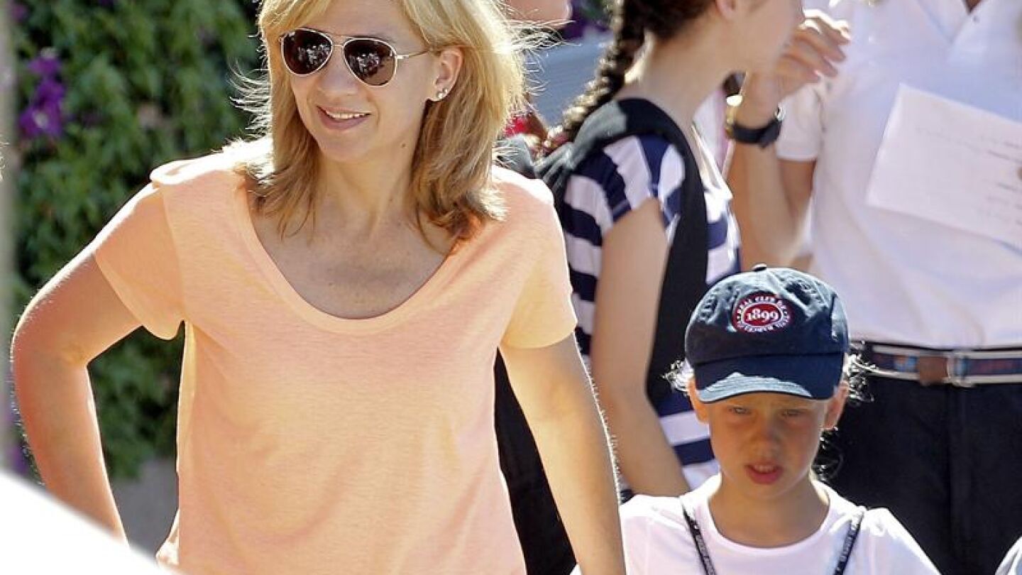 Infanta Cristina con su hija de la mano