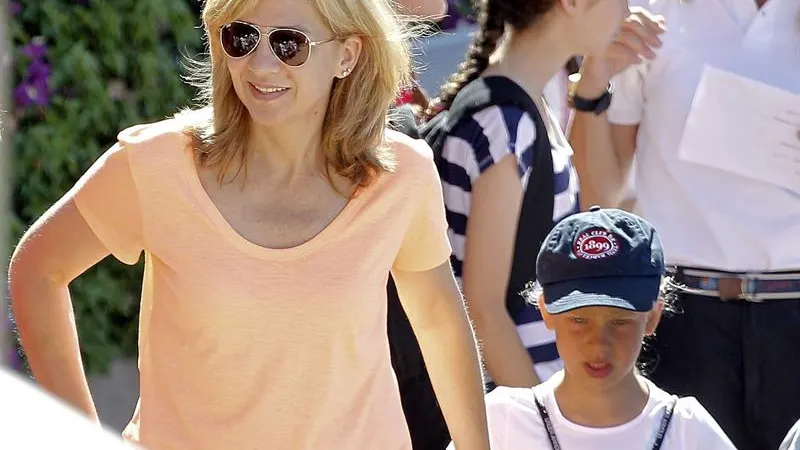 Infanta Cristina con su hija de la mano