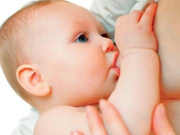Un bebé durante la lactancia