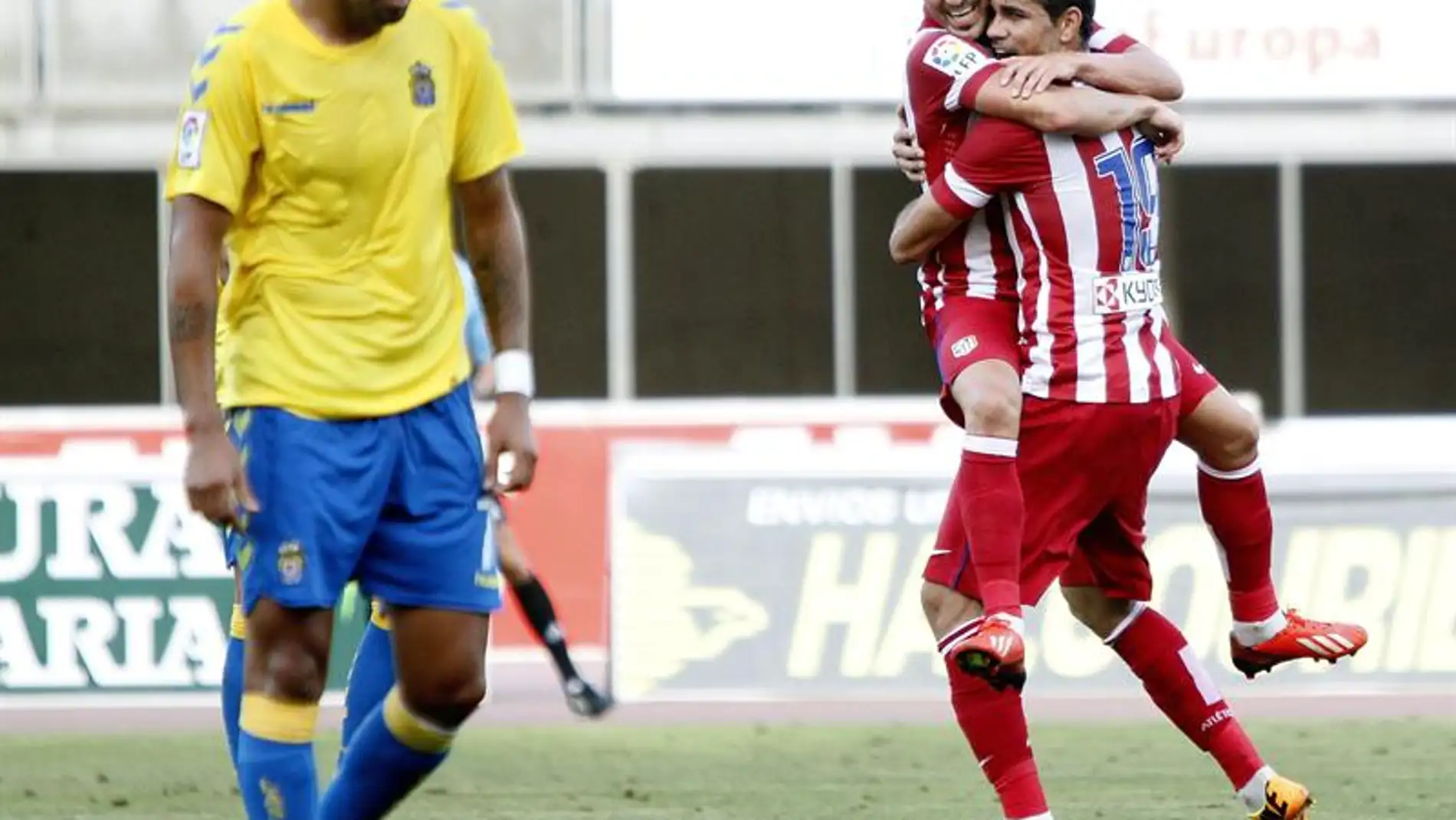 David Villa celebra su primer gol con el Atlético de Madrid