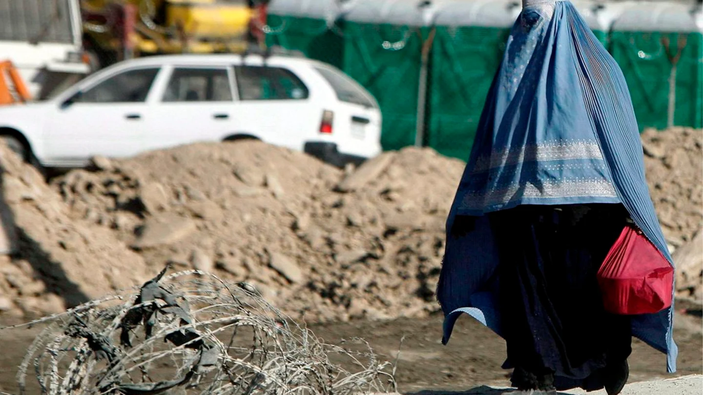 Una mujer camina con un burka en Afganistán Una mujer camina con un burka en Afganistán