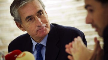Ramón Jáuregui durante una entrevista