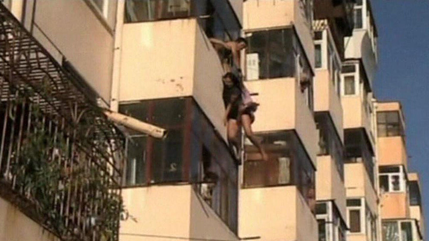Una china cuelga del balc&oacute;n de su casa
