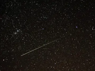Una estrella fugaz cruza el cielo sobre Sieversdorf Una estrella fugaz cruza el cielo sobre Sieversdorf