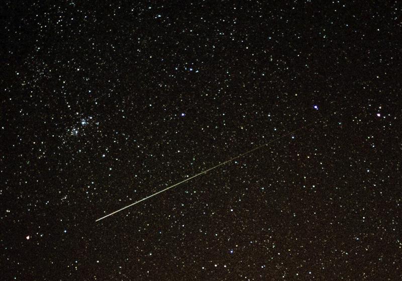 Una estrella fugaz cruza el cielo sobre Sieversdorf
