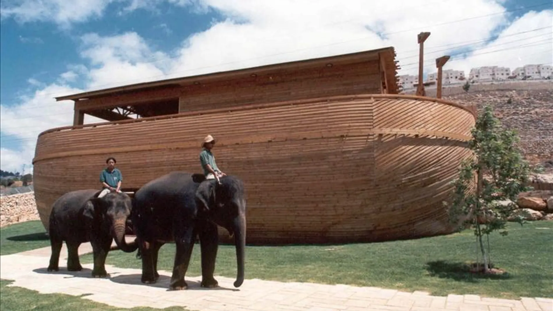 Elefantes asiáticos junto a un Arca de Noé de madera