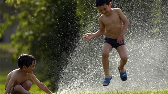 Niños juegan con agua en Santiago de Compostela Niños juegan con agua en Santiago de Compostela