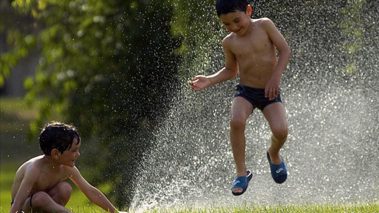 Ni&ntilde;os juegan con agua en Santiago de Compostela