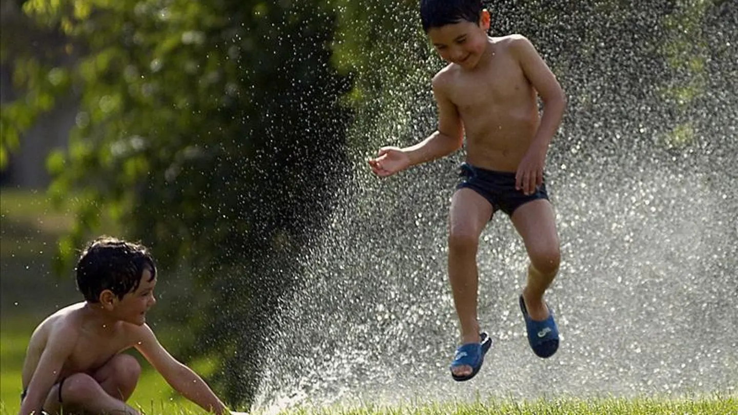 Niños juegan con agua en Santiago de Compostela Niños juegan con agua en Santiago de Compostela