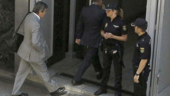 Cascos llega a la Audiencia entre gritos y abucheos
