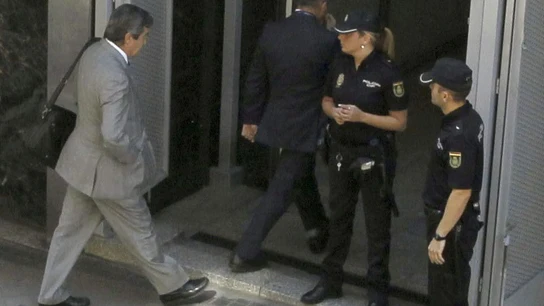 Cascos llega a la Audiencia entre gritos y abucheos Cascos llega a la Audiencia entre gritos y abucheos