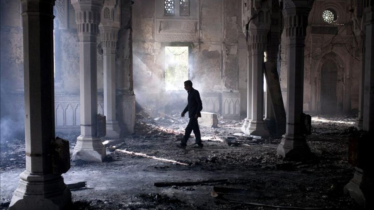 Un hombre camina por las ruinas de la mezquita Rabea Adawiya, un d&iacute;a despu&eacute;s de los enfrentamientos