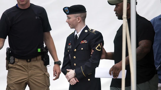 El soldado estadounidense Bradley Manning sale del juicio en Fort Meade, Maryland. El soldado estadounidense Bradley Manning sale del juicio en Fort Meade, Maryland.