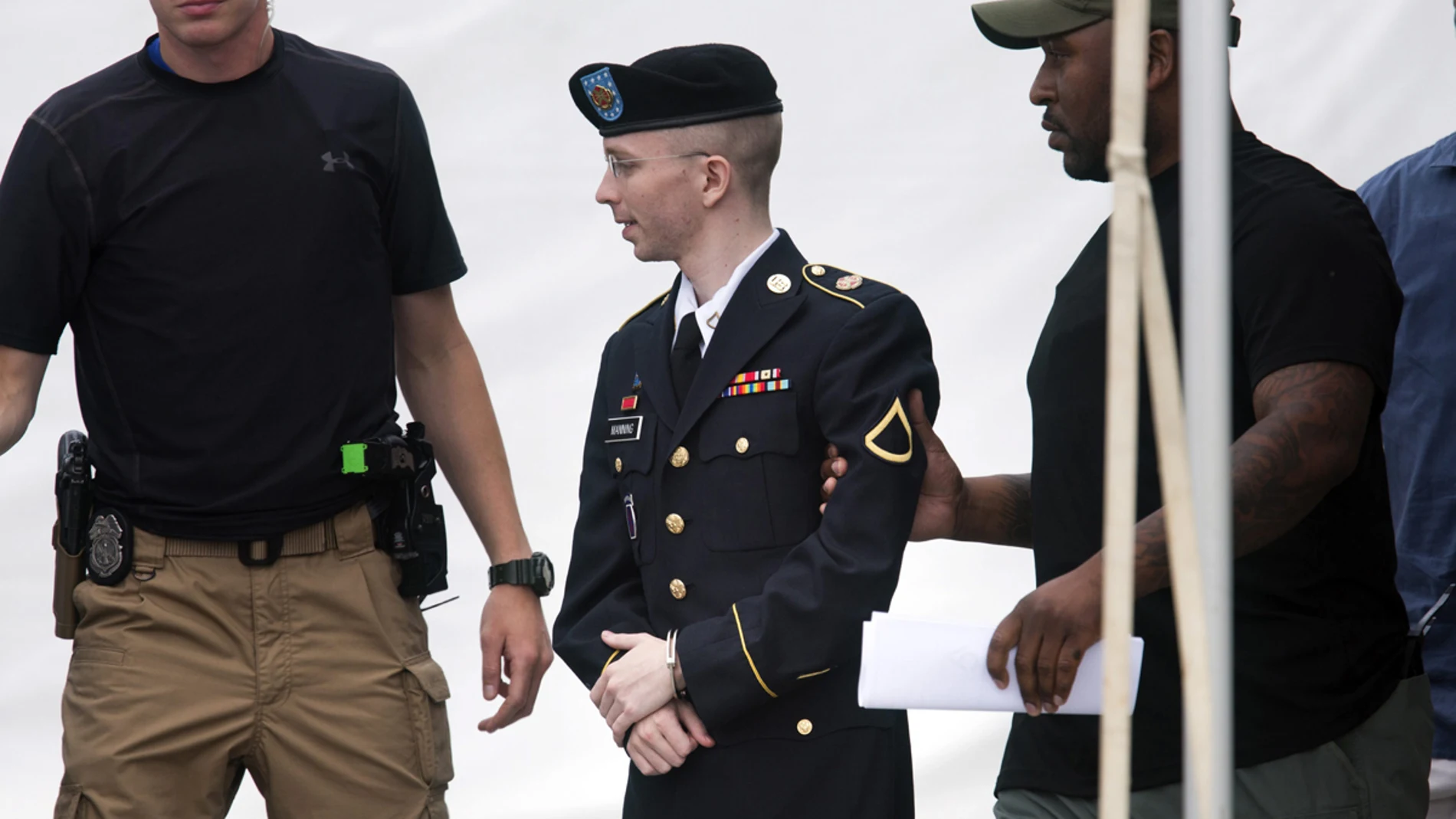 El soldado estadounidense Bradley Manning sale del juicio en Fort Meade, Maryland.