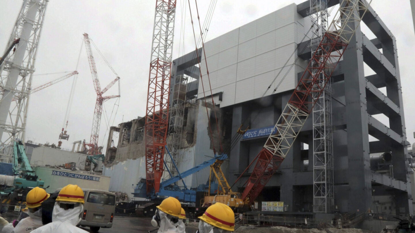 Personas vestidas con ropa de protecci&oacute;n en la planta nuclear de Fukushima.