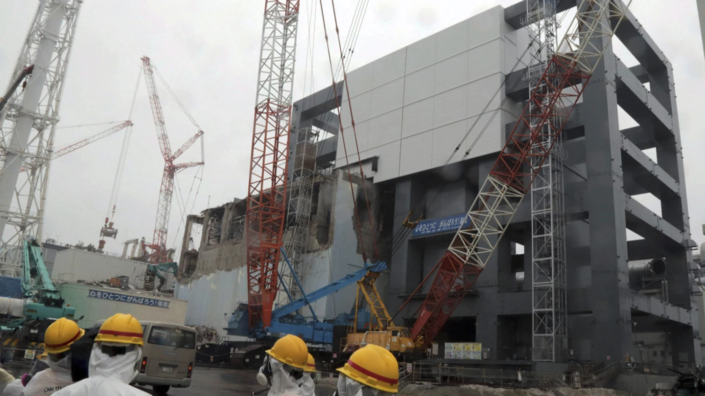 Personas vestidas con ropa de protección en la planta nuclear de Fukushima. Personas vestidas con ropa de protección en la planta nuclear de Fukushima.