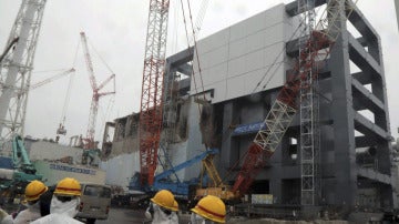 Personas vestidas con ropa de protección en la planta nuclear de Fukushima.