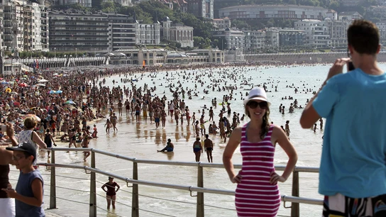 Dos turistas se fotografían junto a la playa de La Concha de San Sebastián. Dos turistas se fotografían junto a la playa de La Concha de San Sebastián.