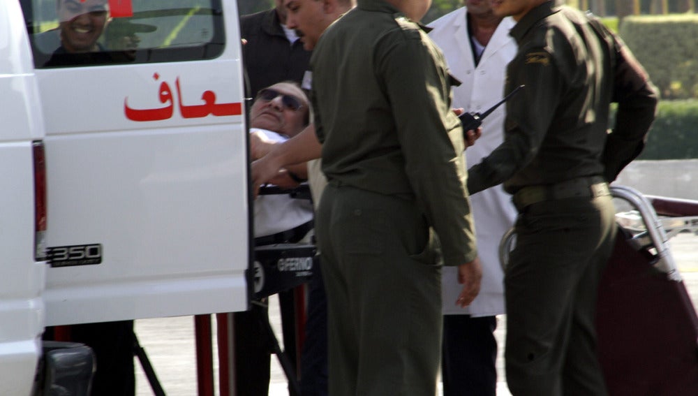 El expresidente egipcio Hosni Mubarak llega en camilla al hospital militar de Maadi.