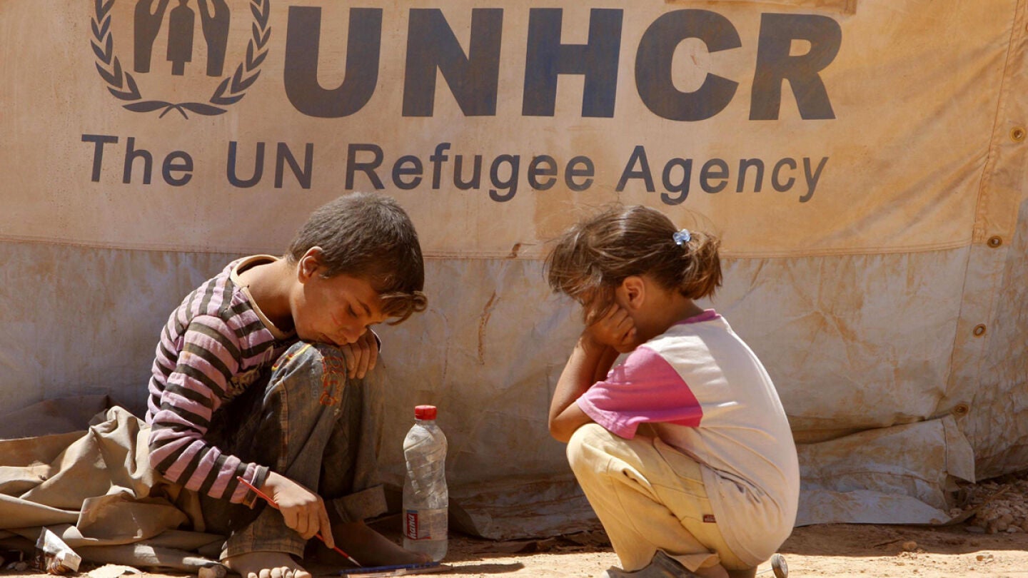 Ni&ntilde;os sirios jugando en el campo de refugiados de Zaatari en Mafraq, Jordania.