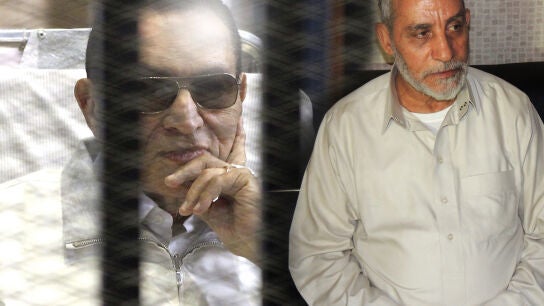 Mohamed Badie y Mubarak se sientan en el banquillo